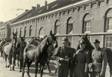 600774 Afbeelding van enkele Duitse militairen met paarden op het binnenterrein van de Van Sypesteynkazerne (Leidseweg ...